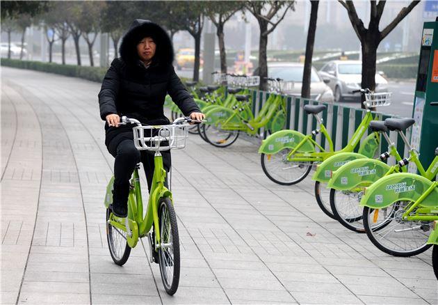 重磅！鄭州將取締馬路停車場 人行道禁設(shè)停泊位